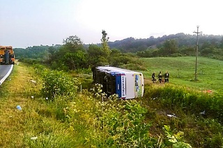 Autobus zišiel z cesty a prevrátil sa na bok.