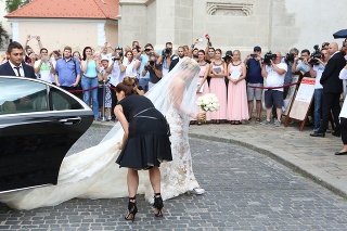 Nevesta Dominika Cibulková prichádza do dómu.