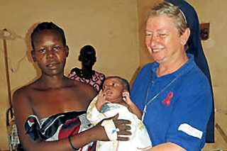 Misionárka Veronika (58) s novorodencom a jeho mamou.