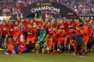 Futbalisti Čile oslavujú víťaznú trofej na Copa America.
