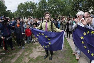 V sobotu demonštrovali priaznivci EÚ pred parlamentom v Londýne.