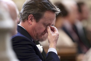 Premiér David Cameron si uctil zavraždenú poslankyňu Jo Cox. 