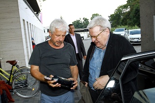 Manažér festivalu Rudolf Bierman (vľavo) daroval slávnemu režisérovi fľašu fernetu.