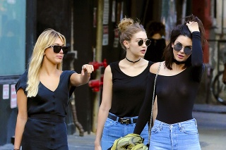 Kamarátky Kendall a Gigi vyrazili do ulíc New Yorku v podobných outfitoch.