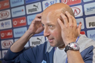 Lekár slovenskej futbalovej reprezentácie Ján Baťalík má plnú hlavu starostí.