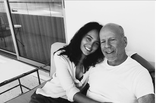Bruce Willis svoju druhú manželku Emmu stále nesmierne miluje. 