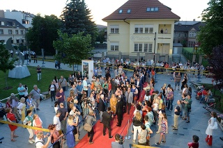 Hostia prichádzajú na slávnostné otvorenie 24. ročníka Medzinárodného filmového festivalu Art Film Fest, 17. júna 2016 v Košiciach. 