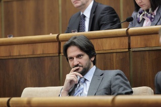 Minister vnútra Robert Kaliňák všetky obvinenia odmieta.