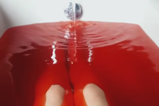 Šumivá bomba do kúpeľa zmenila farbu vody. 