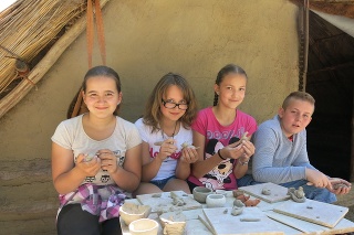 Natália (12), Liliana (12), Zuzana (12) a Matúš (12) skúšali dobovým spôsobom vyrábať keramiku presne ako 5000 rokov p. n. l.