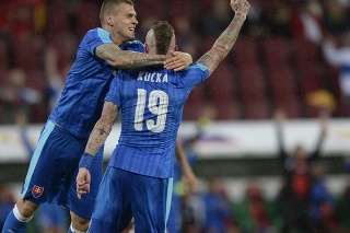 Slovák Juraj Kucka (vpravo) sa teší po strelení gólu na 3:1 počas prípravného zápasu na EURO vo Francúzsku medzi úradujúcim majstrom sveta Nemeckom a Slovenskom.