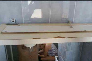 Alessandro zverejnil na internet fotku, na ktorej jeho žena sedí na WC. 