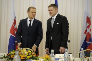 Premiér Robert Fico (vpravo) na spoločnom rokovaní s Donaldom Tuskom.
