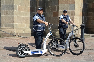 Mestskí policajti jazdia v centre Košíc na elektrobežkách tak, aby nedošlo k ohrozeniu chodcov.