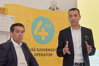 Vľavo generálny riaditeľ spoločnosti SWAN Miroslav Strečanský a vpravo generálny riaditeľ Slovenskej pošty Tomáš Drucker.