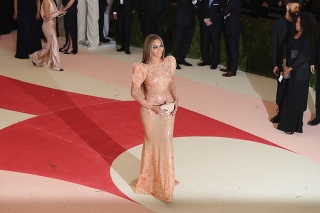 Speváčka Beyoncé mala na sebe krásnu róbu.