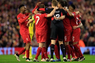 Na snímke vľavo hráč Liverpoolu Daniel Sturridge oslavuje so spoluhráčmi víťazstvo a postup do finále po odvete semifinále Európskej ligy.