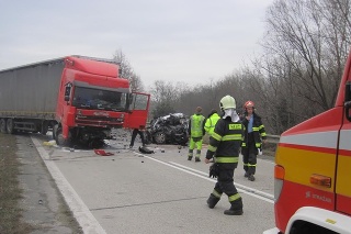 Z osobného auta po zrážke s nákladiakom ostali len trosky. 