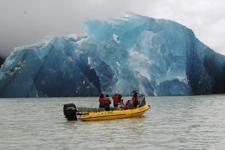 Ľadovec, ktorý sa ulomil do Tasmánskeho jazera počas silného zemetrasenia, ktoré zasiahlo Nový Zéland.