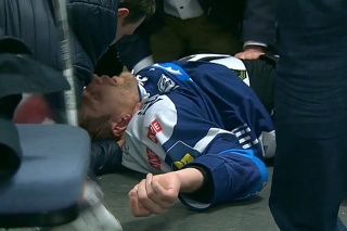 Dramatický moment záchrany slovenského hokejistu zachytenýj na videu.