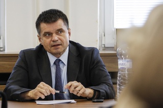 Šéf rezortu pre vzdelávanie Peter Plavčan má na tričku viacero sporných rozhodnutí.