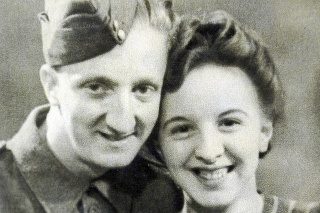 1940: Dvojica sa spoznala v škole počas druhej svetovej vojny.