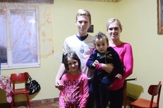 Lýdia (31) a jej deti Lacko (12), Lianka (6) a Riško (2) približne štyri roky živorili bez elektriny.