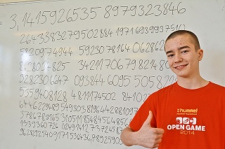 Šimon (16) písal presne 2 000 čísiel viac než 40 minút.