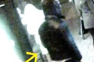 Fotografia podozrivého muža ku skutku, ktorý sa stal na Tomášikovej ulici. 