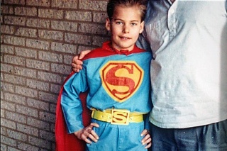 Z malého Supermana na fotke vyrástol známy spevák.