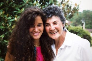 1993 - Američanka (vľavo) bola v minulosti sympatická brunetka.