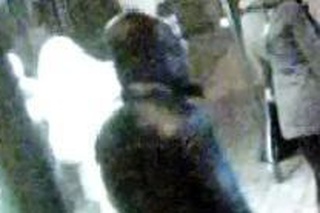 Fotografia podozrivého muža ku skutku, ktorý sa stal na Tomášikovej ulici. 