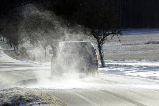 Slabá vrstva ujazdeného namŕzajúceho snehu a silný vietor komplikujú dopravu na cestách v Plzeňskom kraji.