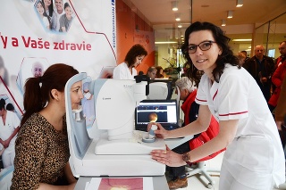 Pravidelnú prehliadku zraku v šačianskej nemocnici podstúpila aj Dáša Sidorjaková (30) z Bardejova. Vyšetruje ju očná lekárka Lucia Krnáčová (vpravo).