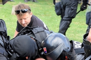 V rukách polície: Organizátora protestu Kotlebu zadržala a vypočula polícia.