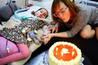 Nelka v sobotu oslávila 5. narodeniny, sviečky na torte jej pomohla sfúknuť mamina.