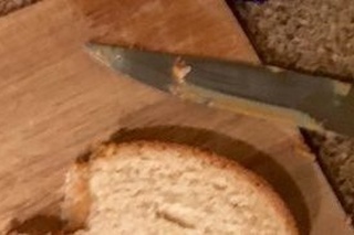 Manžel prerezal sendvič po svojom.