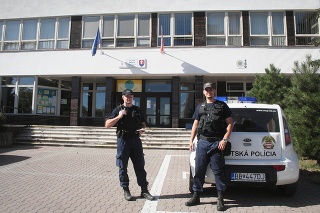 Mestskí policajti v Banskej Bystrici majú nový služobný priestor v ZŠ v mestskej časti Podlavice.