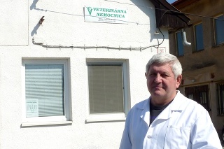 Veterinárovi Gabrielovi Dudášovi čas na vypratanie nemocnice s vtákmi vypršal. 