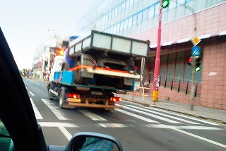 Minulý týždeň si to nákladné auto takto hasilo po Prievozskej ulici.