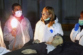 Odborníci prvýkrát skúmali múmiu v hradnej kaplnke. Druhá sprava je antropologička Silvia Bodoriková.