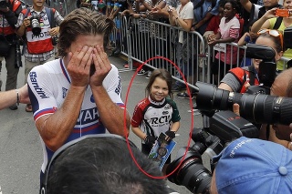 Dievčatko z fotky bolo pri Saganovi okamžite po víťazstve, no podpis najprv pre veľký záujem médií nedostala.