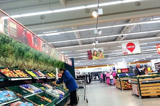 Ani slovenské hypermarkety nezaostávajú vo vyhadzovaní potravín.