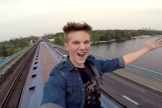 Ukrajinský tínedžer vymýšľa šialenosti, ktoré si potom nakrúca na video.