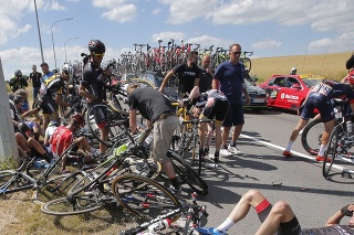 Hromadný pád cyklistov, po ktorom skončili predčasne preteky William Bonnet (FDJ), Tom Dumoulin (Giant) a Simon Gerrans (Orica) v 3. etape 102. ročníka cyklistických pretekov Tour de France 2015 so štartom v Antverpách a cieľom v Mur de Huy.