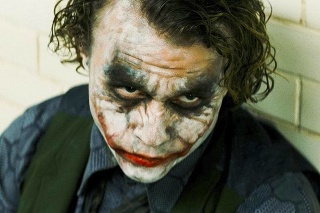 Heath Ledger ako Joker vo filme Batman.