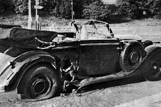 Zničené auto po atentáte z roku 1942. 