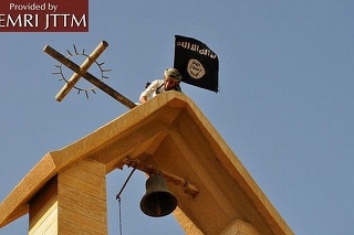 Islamisti strhli kríž a nahradili ho vlastnou vlajkou.
