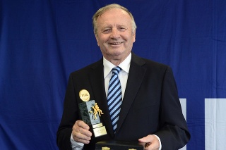 Jozef Vengloš s cennou trofejou.