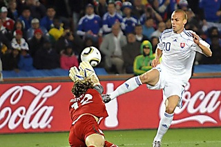 Kopúnek strieľa víťazný gól v zápase s Talianskom na MS 2010.
